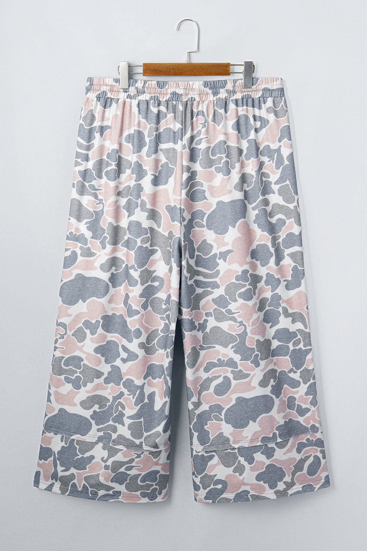 Plus Size Camo Patch Pocket Drawstring Cropped Pants