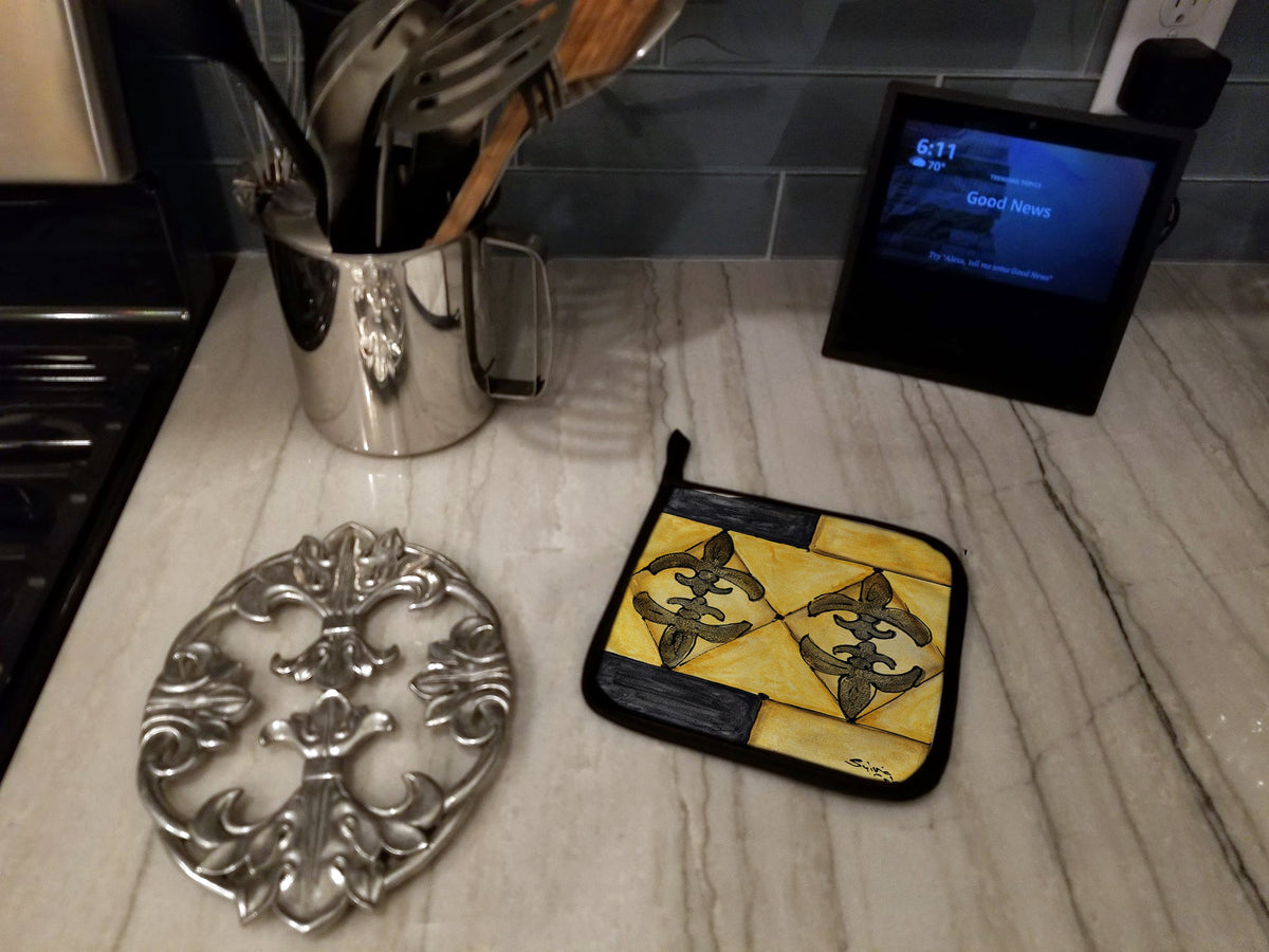 Black and Gold Fleur de Lis Pot Holder Set of 2 Heat Resistant Quilted Hot Pads 7.5 x 7.5 Inch, Insulated Kitchen Trivets for Cooking & Baking