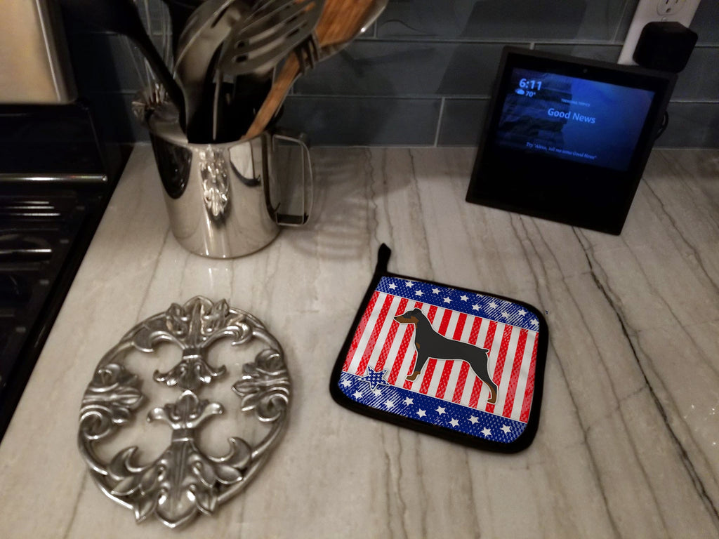 USA Patriotic German Pinscher Pot Holder Set of 2 Heat Resistant Quilted Hot Pads 7.5 x 7.5 Inch, Insulated Kitchen Trivets for Cooking & Baking