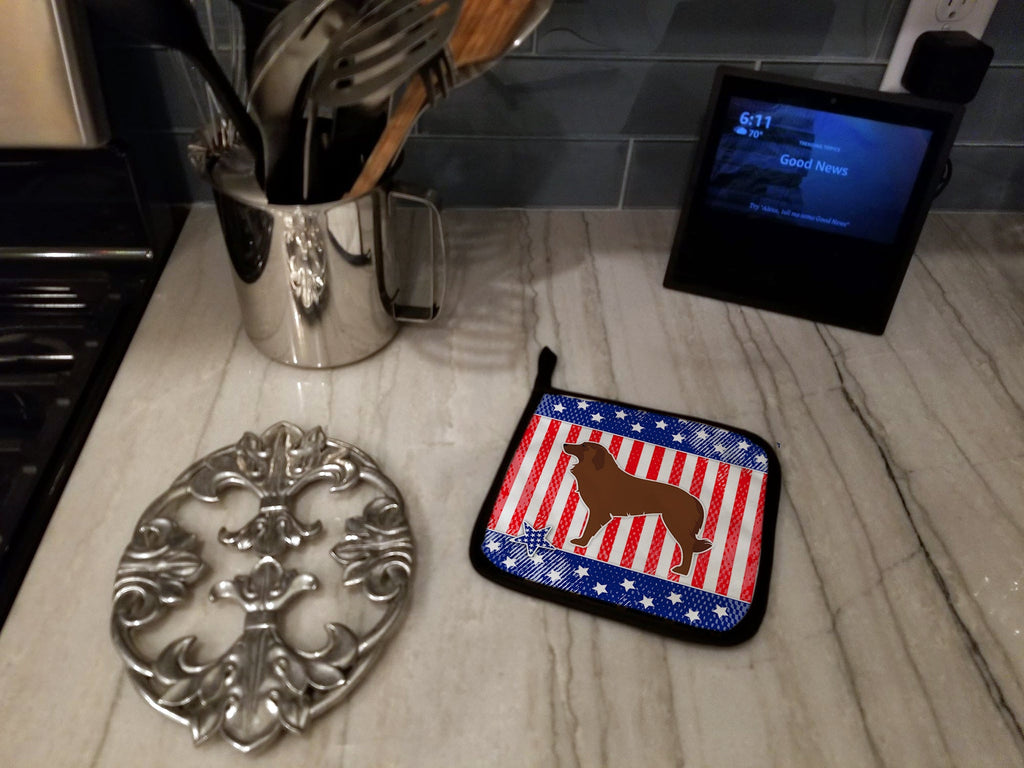 USA Patriotic Portuguese Sheepdog Dog Pot Holder Set of 2 Heat Resistant Quilted Hot Pads 7.5 x 7.5 Inch, Insulated Kitchen Trivets for Cooking & Baking