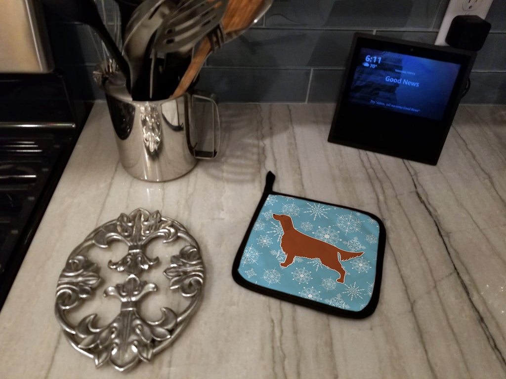 Winter Snowflake Irish Setter Pot Holder Set of 2 Heat Resistant Quilted Hot Pads 7.5 x 7.5 Inch, Insulated Kitchen Trivets for Cooking & Baking