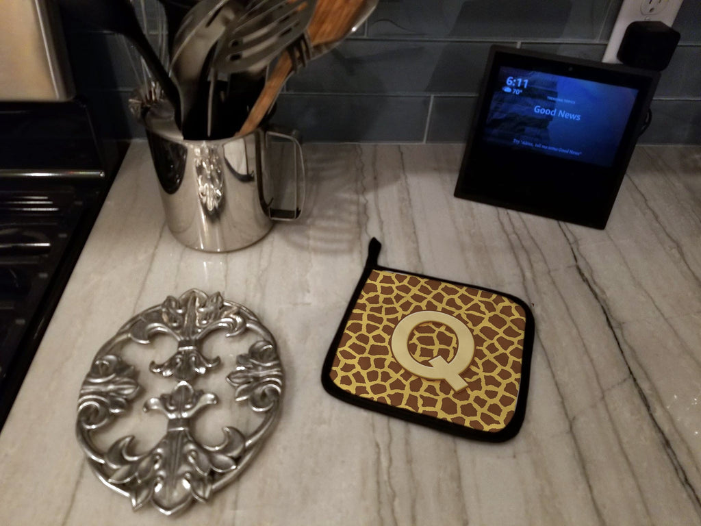Letter Q Initial Monogram - Giraffe Pot Holder Set of 2 Heat Resistant Quilted Hot Pads 7.5 x 7.5 Inch, Insulated Kitchen Trivets for Cooking & Baking