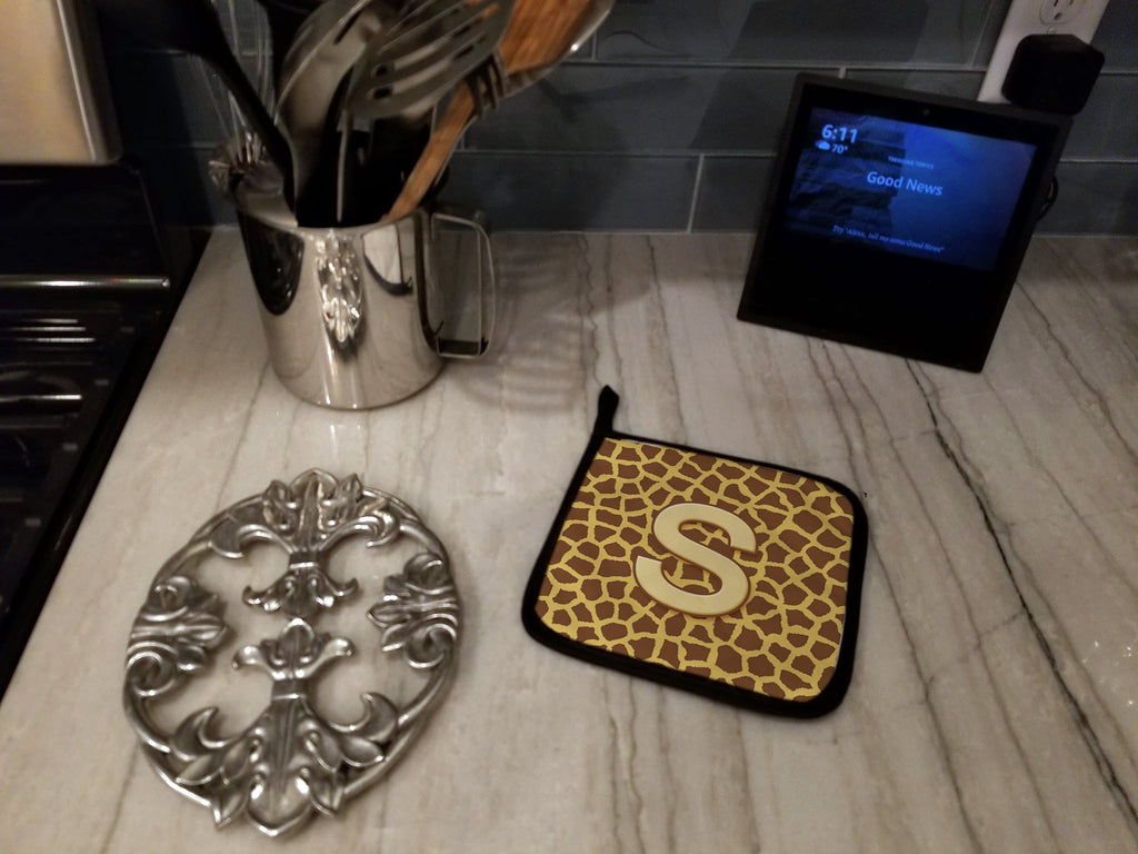 Letter S Initial Monogram - Giraffe Pot Holder Set of 2 Heat Resistant Quilted Hot Pads 7.5 x 7.5 Inch, Insulated Kitchen Trivets for Cooking & Baking