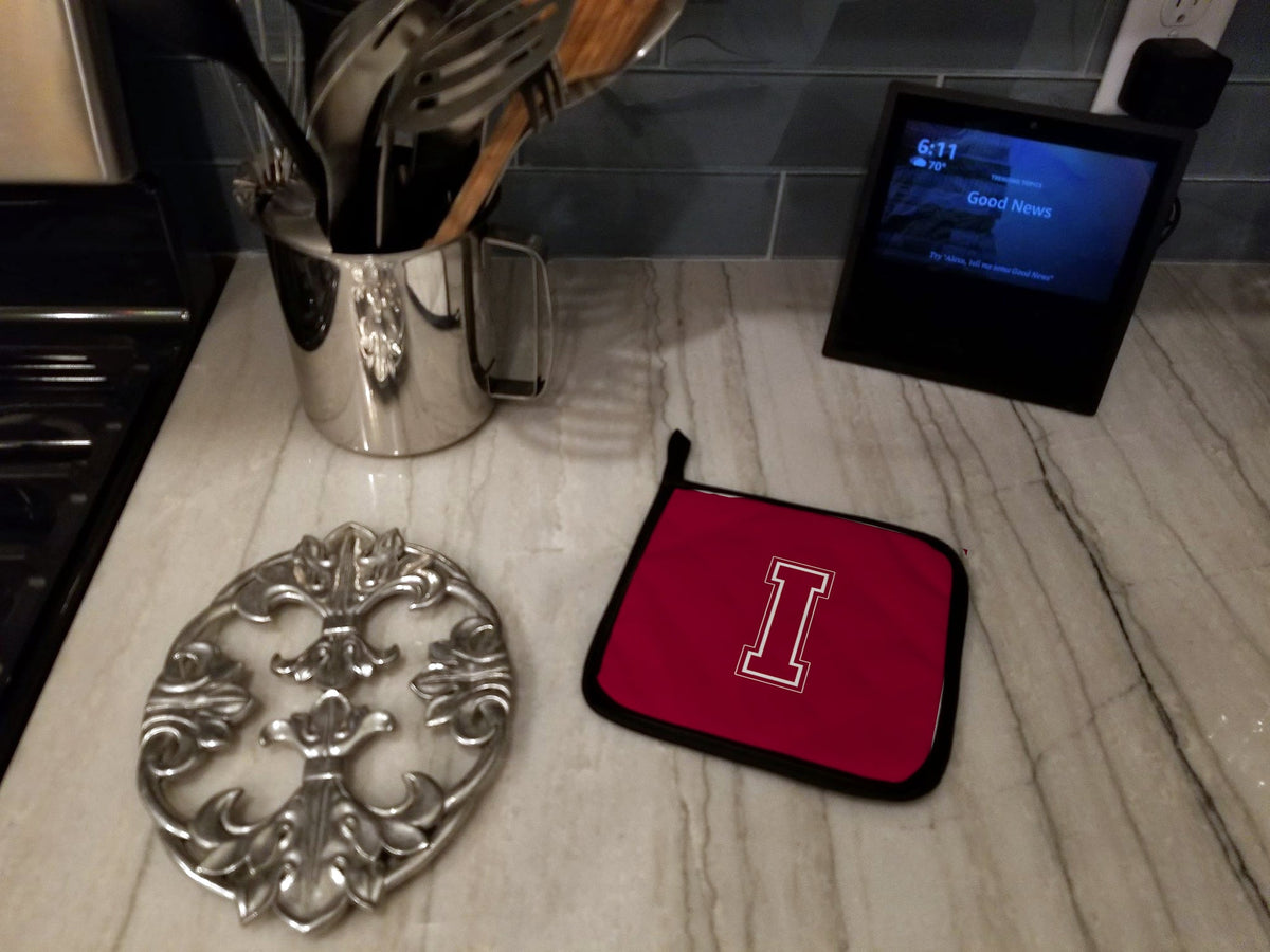 Letter I Initial Monogram - Maroon and White Pot Holder Set of 2 Heat Resistant Quilted Hot Pads 7.5 x 7.5 Inch, Insulated Kitchen Trivets for Cooking & Baking