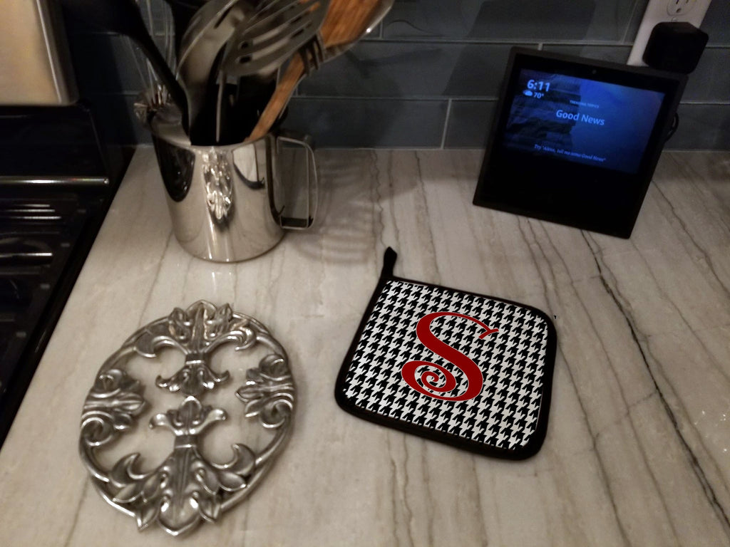 Letter S Initial Monogram - Houndstooth Black Pot Holder Set of 2 Heat Resistant Quilted Hot Pads 7.5 x 7.5 Inch, Insulated Kitchen Trivets for Cooking & Baking