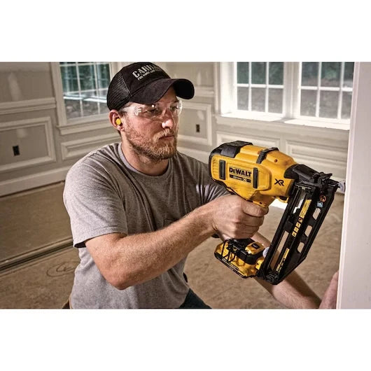 DEWALT DCN660D1 20V MAX* XR® 16 GA Angled Finish Nailer - Kit