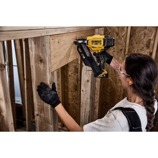 DEWALT DCN930P1 20V MAX* Brushless Cordless 30° Paper Tape Framing Nailer Kit